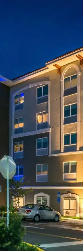 Holiday Inn Express & Suites - St. Petersburg - Madeira Beach by IHG，位于圣彼得堡的酒店