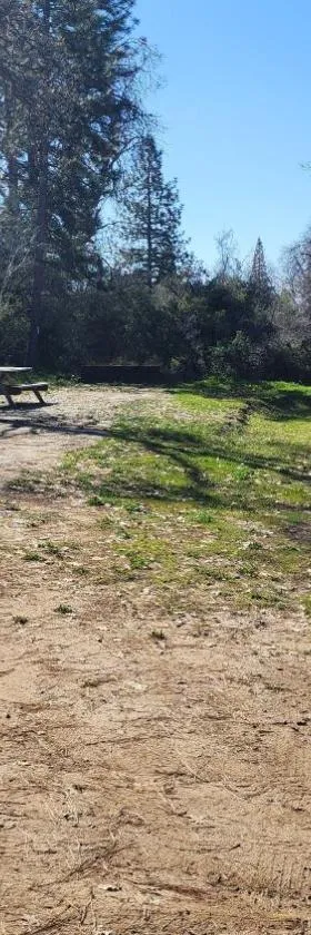 Campground at Sequoia Mountain Farms - Bring Your Own Tent or RV - No Bedrooms or Beds Provided，位于Miramonte的酒店