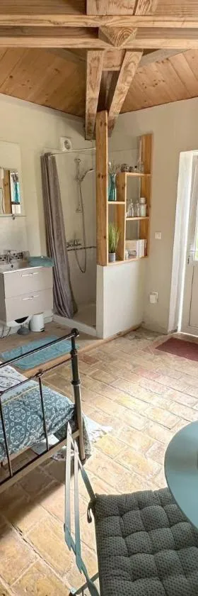 Maisonnette indépendante au calme dans un grand jardin，位于杜罗纳堡的酒店
