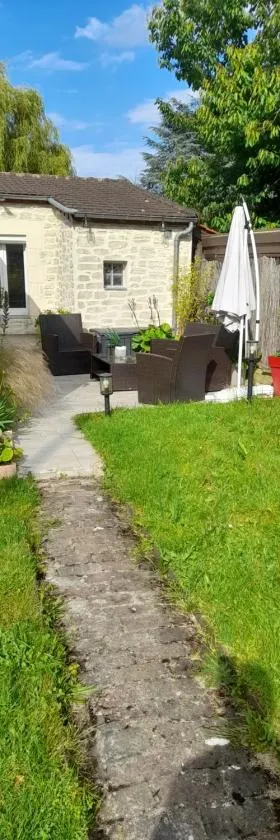 Maison à 20 min de Paris et liaison CDG (transports à 5 min à pied)，位于圣布里斯-苏福雷的酒店