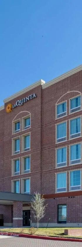 La Quinta Inn & Suites by Wyndham Dallas - Frisco Stadium，位于弗赖拉辛的酒店