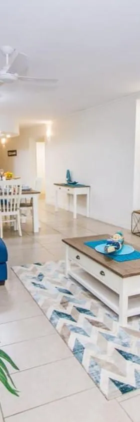Coral Sands - Modern, Central Three-Bedroom Poolside Unit in Stunning Agnes Water，位于1770镇的酒店