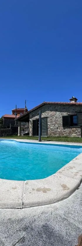 Casa 2 habitaciones con piscina y cenador al aire libre，位于庞特维德拉的酒店