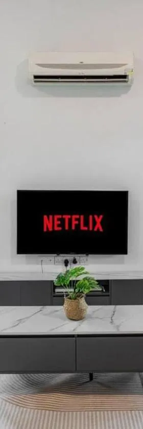 Semi-D Black & White Retreat with Free NetFlix WiFi，位于太平的酒店