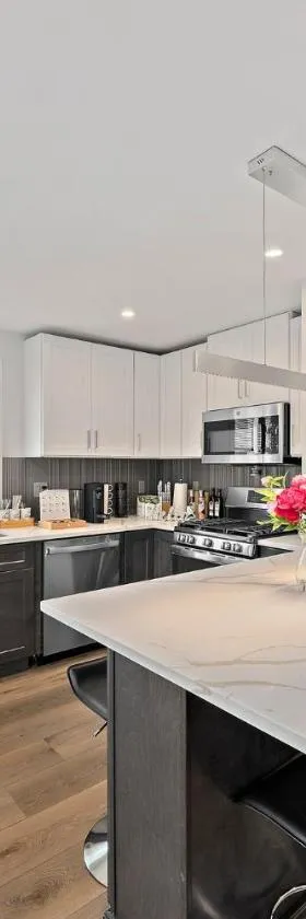 Parking 3BR2Bth Cambridge Boston W&D Subway AC，位于萨默维尔的酒店