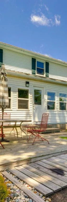 Howe Retreat with Fire Pit and Private Boat Dock!，位于Howe的酒店