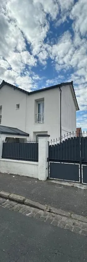 Luxueuse Villa Neuve avec Jardin，位于科隆布的酒店
