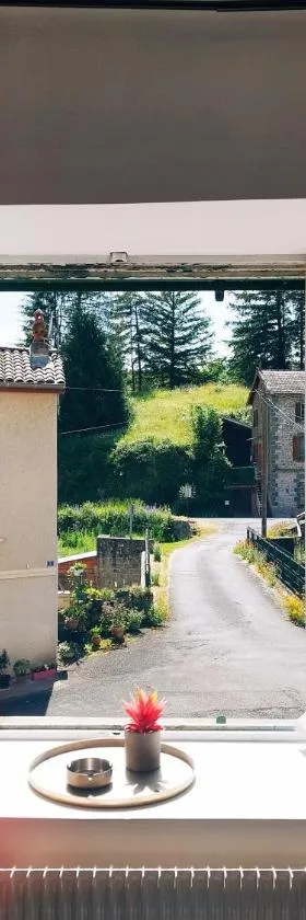 Charmant studio tout équipé，位于Olliergues的酒店