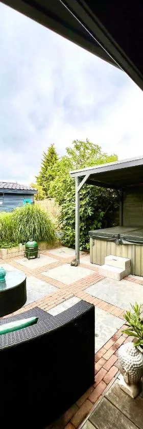 Buddha style family house & jacuzzi & sauna near Amsterdam，位于Vijfhuizen的酒店