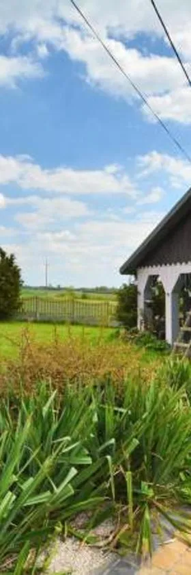 Gospodarstwo agroturystyczne Daleko od szosy - pokoje i domek，位于Brody的酒店