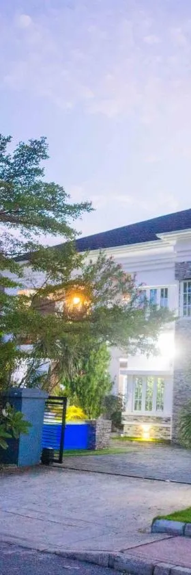 LEKKI SECRET MANSION 'n' SWIMMING POOl，位于Aja的酒店
