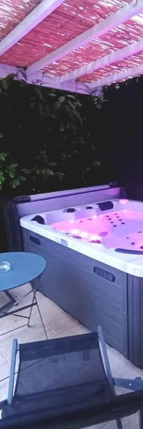 Cocon romantique avec jacuzzi extérieur，位于Rosières-près-Troyes的酒店