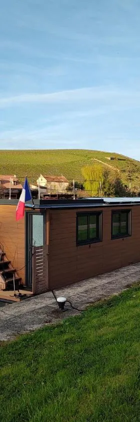 House Boat avec SPA naviguant en Champagne，位于Mareuil-sur-Ay的酒店