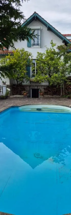 Apartment 55 m2, sunny garden & pool in Villa 1905，位于昂代的酒店