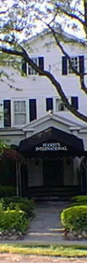 Mario's International Spa, Hotel & Restaurant，位于Aurora的酒店