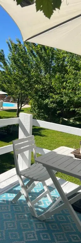 La Colline de Tilleul - Les Deux Puits - Cosy Cottage with swimming pool near Aubeterre，位于Saint-Romain的酒店
