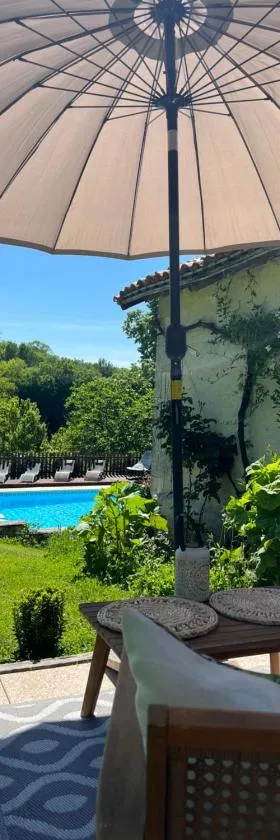 La Colline de Tilleul - De La Colline 4 STAR RATED - Beautiful Cottage Near Aubeterre，位于Saint-Romain的酒店