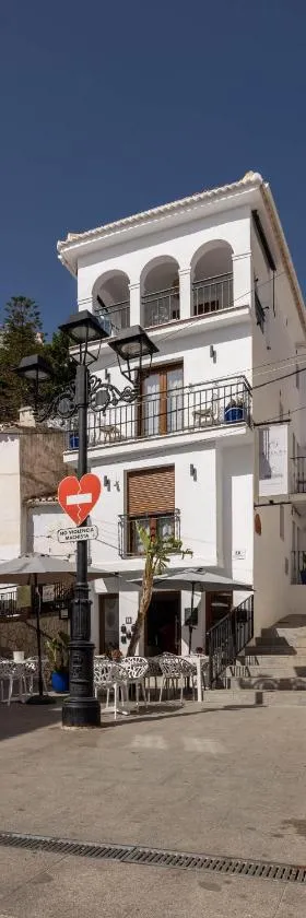 Olive & Ivy Guesthouse，位于Canillas de Aceituno的酒店