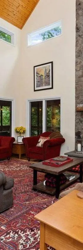 Bluebird Mountain Home，位于Mount Torry Furnace的酒店