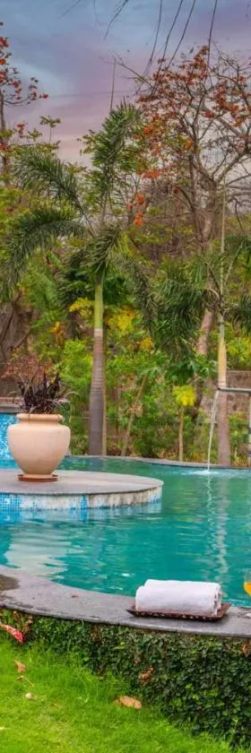 StayVista at Maple Farms with Pool, BBQ & Bonfire，位于Sohna的酒店
