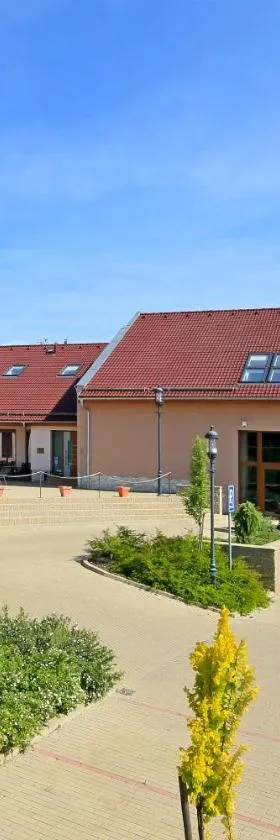 哈莫尼酒店，位于Žlutice的酒店