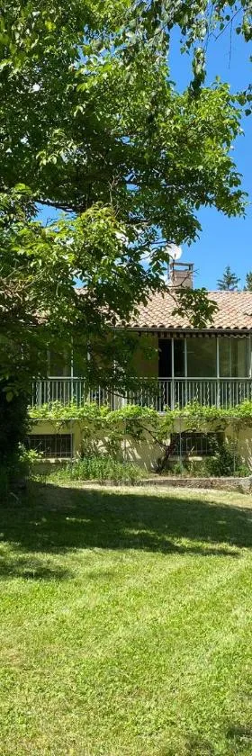 Belle maison de campagne familiale - 8 personnes，位于Lachau的酒店