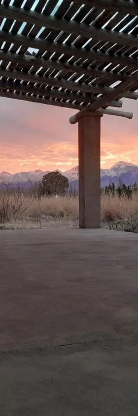 Casa rural con vistas a la Cordillera y Precordillera，位于Villa Pituil的酒店