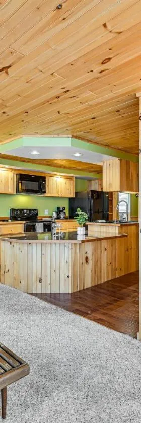 Pet-Friendly Boonville Apt with Deck on Main Street!，位于Boonville的酒店
