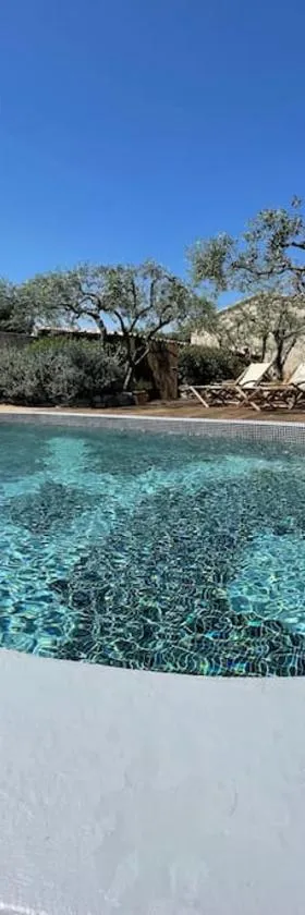 Maison chaleureuse avec piscine，位于Mérindol的酒店