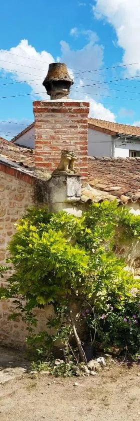 Gatekeepers Cottage Tiny House, Taizé, Deux-Sevres, Velo Francette，位于Taizé的酒店