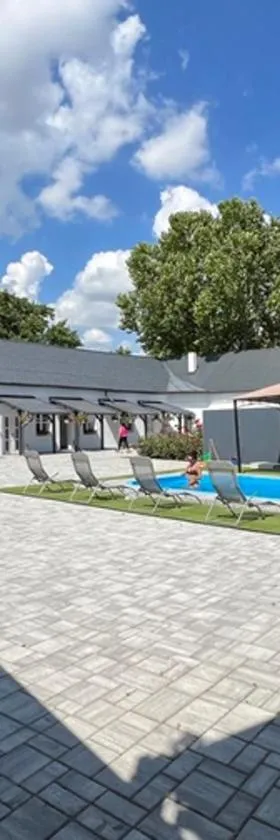 Adél Apartman，位于Kisújszállás的酒店