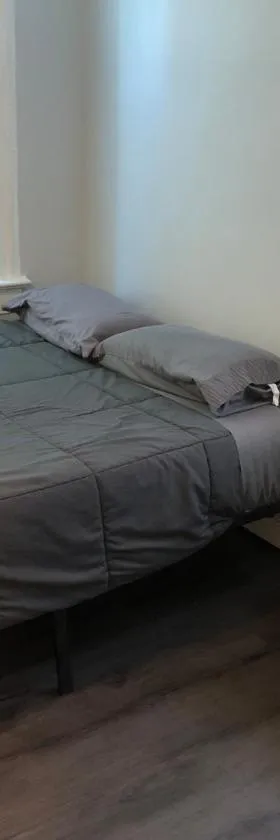 Private 2-bedroom with free parking and direct bus to NYC Manhattan only 2 blocks away，位于林登的酒店