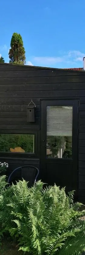 Minihus til havn, strand, vand og by i Gilleleje，位于吉利勒杰的酒店