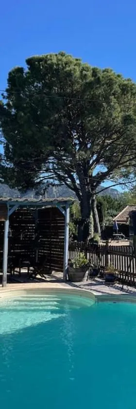Villa Coustellet avec vue sur le Luberon，位于罗宾鲁伯龙的酒店