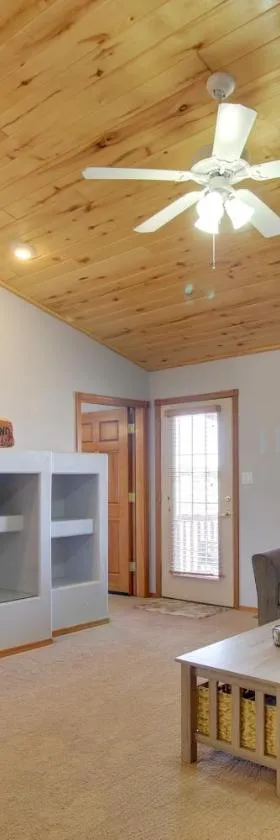 16 Mi to Sitgreaves Overgaard Cabin with Porch，位于Overgaard的酒店