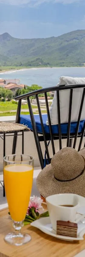 Hotel AQUILO，位于佩特罗瓦纳莫鲁的酒店