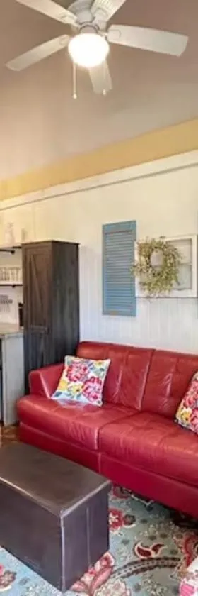 Haven at Hazel~Downtown Bungalow，位于Demorest的酒店