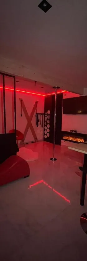 Aphrodite LoveRoom，位于Château-Landon的酒店