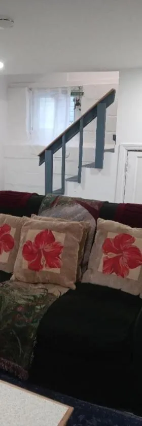 "Cozy Basement Retreat Just 40 Minutes to NYC!"，位于欧文顿的酒店