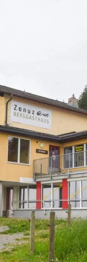 Berggasthaus Zanuz，位于拉格斯的酒店