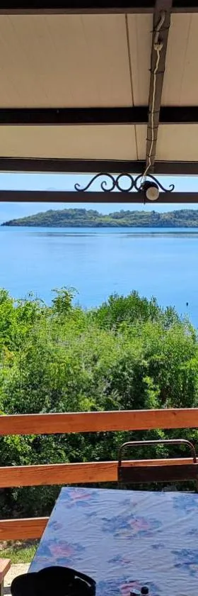 Lake house Julia，位于巴尔的酒店