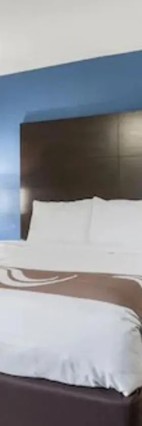 行政旅馆，位于法明顿的酒店