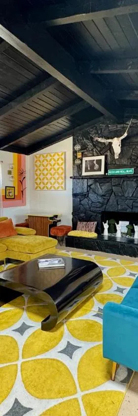 Mid-Century Modern Home w/Pool & Hot Tub，位于丝兰谷的酒店
