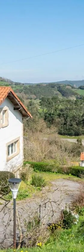 Casa con jardín en Gama，位于Bárcena de Cicero的酒店