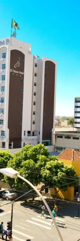 JB Palace Hotel，位于迪维诺波利斯的酒店