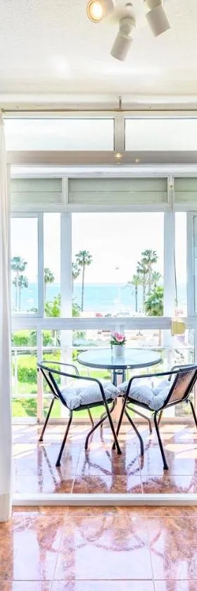 Sea View Apartment，位于Benalmadena Costa的酒店