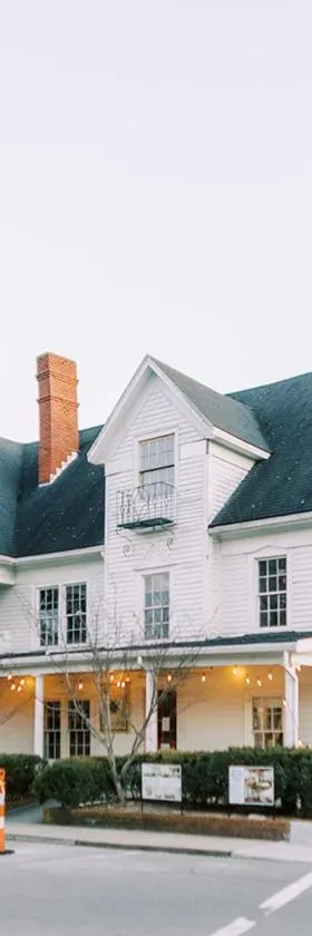 The NuWray Hotel & Carriage House，位于Burnsville的酒店