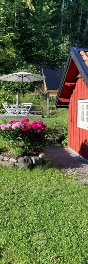 Nyrenoverad liten stuga i Marmorbruket，位于科尔莫登的酒店