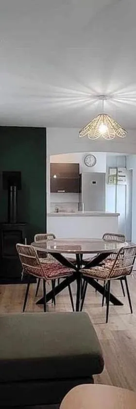 Le Jardin des Lacs Gîte Nature et SPA，位于Ardres的酒店