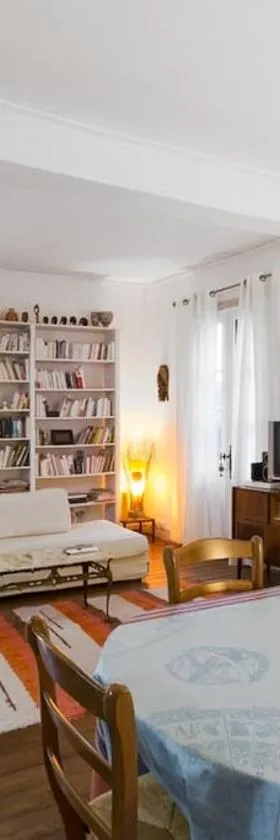 Appartement Le Nid du Saleys - 70 m2 centre ville de Salies-de-Béarn，位于萨利耶德贝阿尔恩的酒店